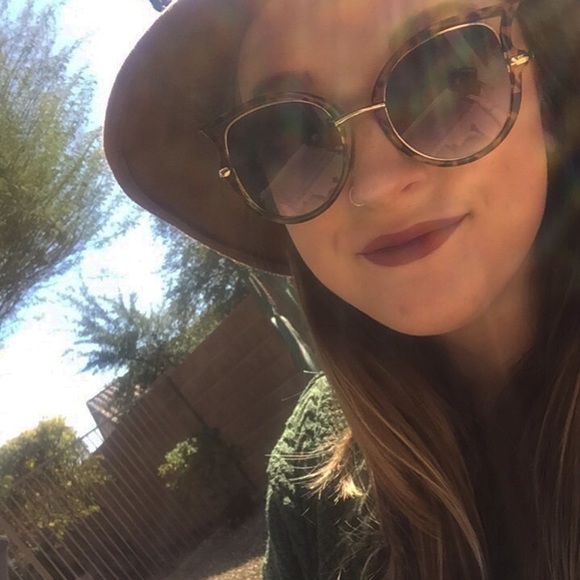 Meet your Posher, Carly - Picture 1 of 3